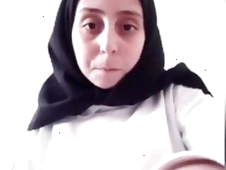 Busty dame in hijab arab